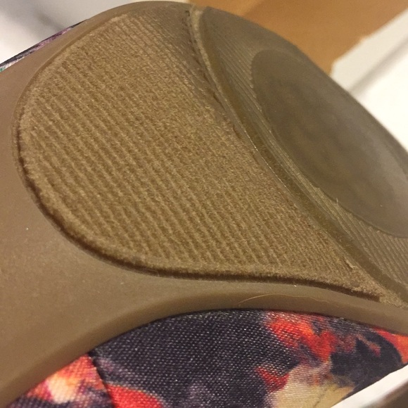 Kitten heel multi color Dana Buchman Sz7 - Picture 5 of 6